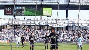 El momento del penalti fallado por Marco Fabián ante el Sporting Kansas City.