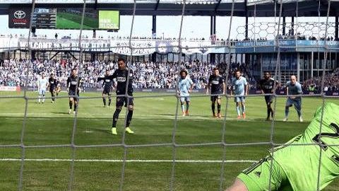 El momento del penalti fallado por Marco Fabián ante el Sporting Kansas City.