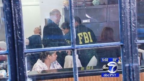 El FBI al allanar el consultorio médico en 2015