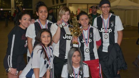 La Liga Jalisco tuvo su primera final de invierno y premió a las campeonas del futbol femenil en Chicago. (Javier Quiroz / La Raza)