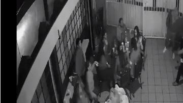 La familia conversaba cuando aparecieron los ladrones.