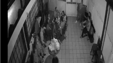 La familia conversaba cuando aparecieron los ladrones.