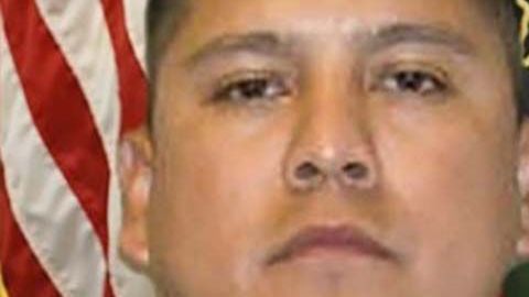 El exagente fronterizo fue condenado a un año de libertad condicional .