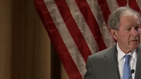 Bush dio la "bienvenida" a 48 personas que acaban de obtener la ciudadanía estadounidense.