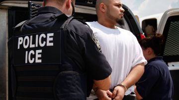 ICE burla las leyes "santuario" con la ayuda de policías locales