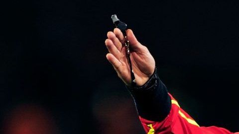 El árbitro colombiano Oscar Ruiz durante un partido del Mundial Sudáfrica 2010.