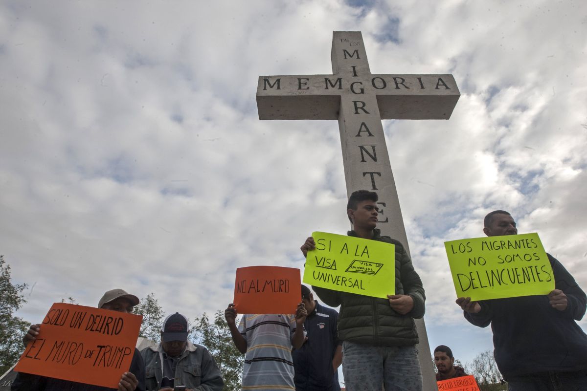 Migrantes centroamericanos protestan en la frontera durante una reciente visita del presidente Donald Trump a la ciudad de McAllen, Texas.