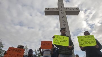 Migrantes centroamericanos protestan en la frontera durante una reciente visita del presidente Donald Trump a la ciudad de McAllen, Texas.