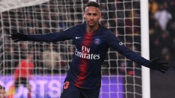 El padre de Neymar afirma que ya está negociando una renovación con el Paris Saint-Germain.