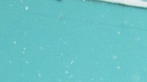 Un hombre retira nieve con una pala.