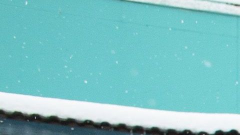 Un hombre retira nieve con una pala.