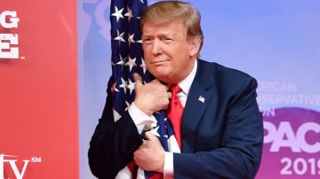 Trump abraza la bandera durante un acto político en Maryland.