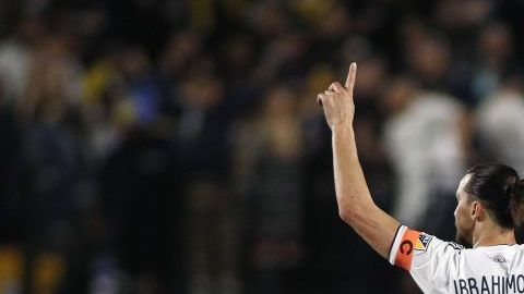 Zlatan Ibrahimovic se deshizo en elogios con el mexico estadounidense Efraín Álvarez luego del triunfo del Galaxy ante el Chicago Fire.