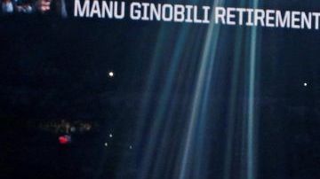 El argentino Manu Ginobili durante su homenaje por parte de los San Antonio Spurs.