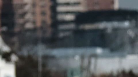 Un hombre disfruta de mejor temperatura en Coney Island, Nueva York.