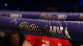 David Price yace debajo de Kash Ali quien intenta morderlo.
