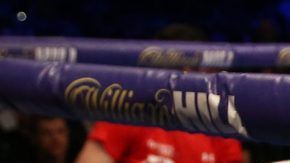 David Price yace debajo de Kash Ali quien intenta morderlo.