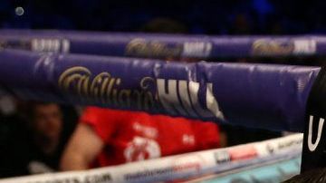 David Price yace debajo de Kash Ali quien intenta morderlo.