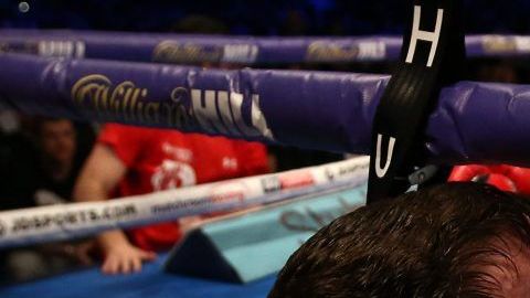 David Price yace debajo de Kash Ali quien intenta morderlo.