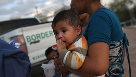 Las organizaciones solicitan la puesta en libertad de las familias con bebés.