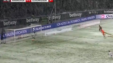 Así lució el campo en el estadio HDI Arena de Hannover este domingo.