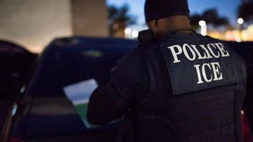 ICE detiene durante 72 horas a los inmigrantes.