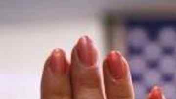 Imágenes de archivo de un proceso de naturalización y de una insignia de ICE.