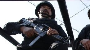 Policías federales recorren el barrio del Tepito en el DF, durante un operativo.