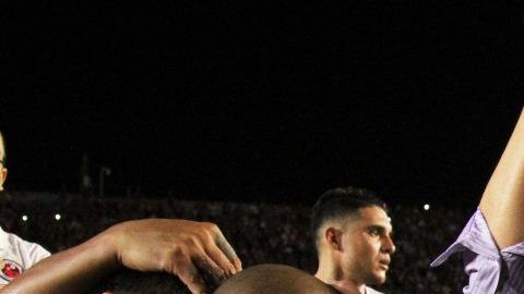 Los Tiburones Rojos de Veracruz libran el descenso en el fútbol mexicano.