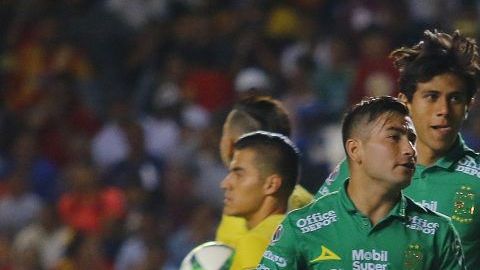 Ángel Mena festeja su doblete ante Morelia. León es líder en el fútbol mexicano.