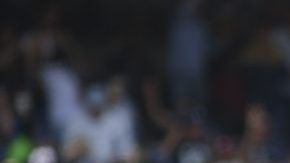 Jugadores de Pumas festejan mientras los de Chivas se lamentan en la cancha de CU.