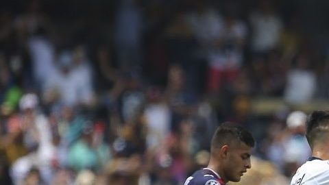 Jugadores de Pumas festejan mientras los de Chivas se lamentan en la cancha de CU.