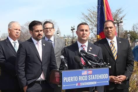 Darren Soto, congresista demócrata de Florida, presentó una iniciativa de ley en el Congreso para convertir a Puerto Rico en el estado 51. Lo acompañó el gobernador de la isla, Ricardo Rosselló. 