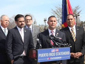 Darren Soto, congresista demócrata de Florida, presentó una iniciativa de ley en el Congreso para convertir a Puerto Rico en el estado 51. Lo acompañó el gobernador de la isla, Ricardo Rosselló.
