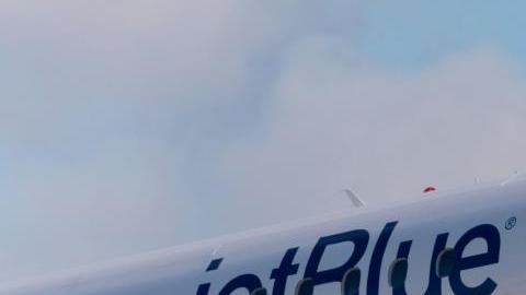 La aerolínea JetBlue fue demandada por incurrir en "prácticas de empleo ilegales".