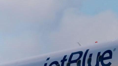 La aerolínea JetBlue fue demandada por incurrir en "prácticas de empleo ilegales".