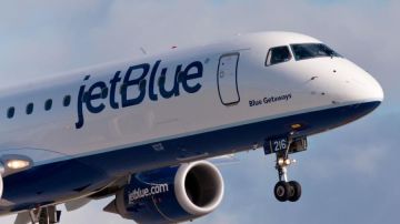 La aerolínea JetBlue fue demandada por incurrir en "prácticas de empleo ilegales".