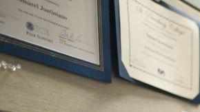 Cada día, al llegar a su oficicina, la oficial Justiciano revisa las cárceles en busca de presuntos indocumentados.