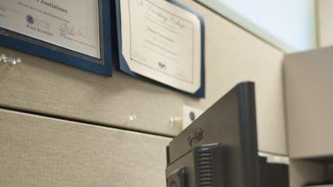 Cada día, al llegar a su oficicina, la oficial Justiciano revisa las cárceles en busca de presuntos indocumentados.