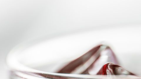 En lugar de tomártelo, deberías de guardar algunos sobrecitos de esta bebida junto a tus objetos de limpieza.