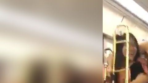 Al parecer, cualquier lugar es bueno para ponerse a bailar con la música de Los Tucanes de Tijuana,