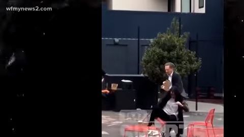 Larry Baer fue captado golpeando a su esposa en una plaza pública