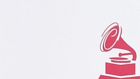 Thalía de negro y mostrando piernita en la alfombra roja