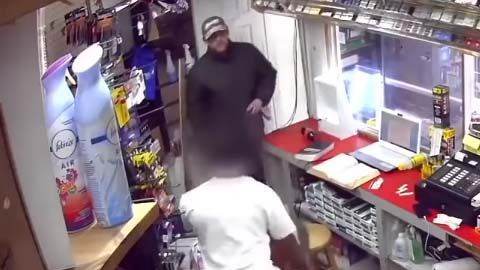 Tanto el empleado como el ladrón enfrentan cargos criminales.