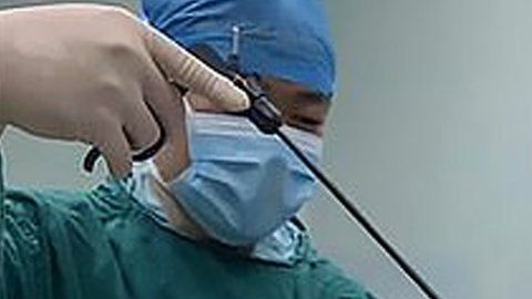 Imagen de las bolas magnéticas en el pene del menor.