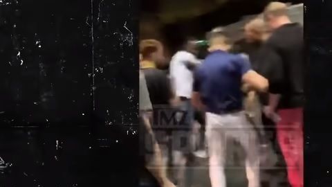 Las imágenes revelan el momento en que Conor McGregor destroza el celular de un fanático
