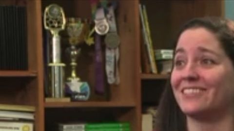 Melissa Salguero enseña música en la escuela "Joseph R. Drake"