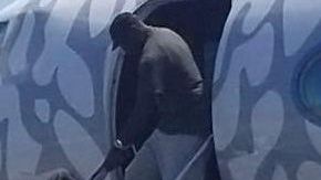El exjugador de la NBA Michael Jordan bajando de su jet privado en República Dominicana.