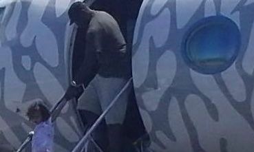 El exjugador de la NBA Michael Jordan bajando de su jet privado en República Dominicana.