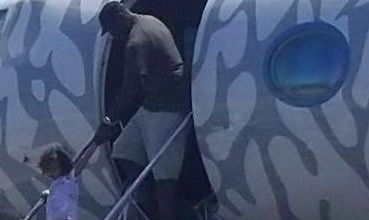 El exjugador de la NBA Michael Jordan bajando de su jet privado en República Dominicana.